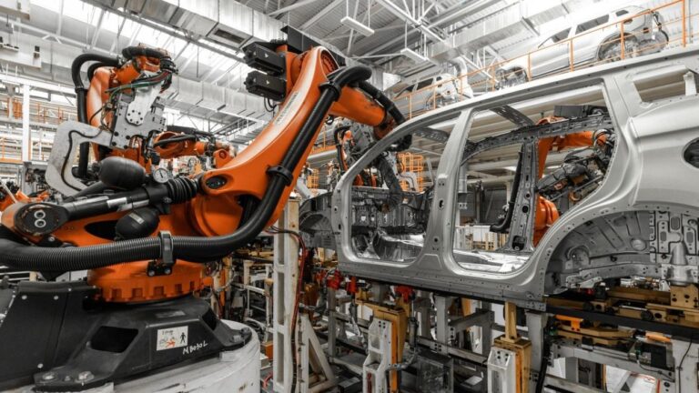 Dia da indústria automobilística: Desafios no corte e produção.