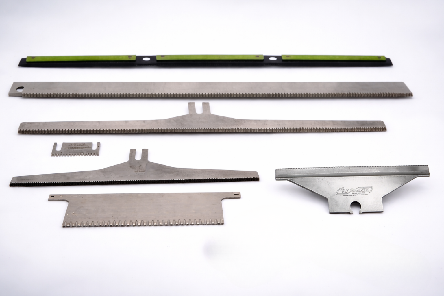 Faca para embaladora e seladora industrial com lâmina de aço de alta precisão para corte em linhas de flow pack e embalagem flexível, fabricada pela Hagane.