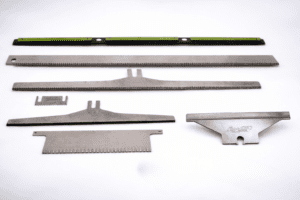 Faca para embaladora e seladora industrial com lâmina de aço de alta precisão para corte em linhas de flow pack e embalagem flexível, fabricada pela Hagane.