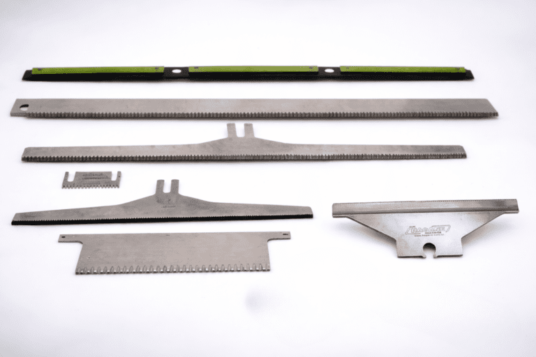 Faca para embaladora e seladora industrial com lâmina de aço de alta precisão para corte em linhas de flow pack e embalagem flexível, fabricada pela Hagane.