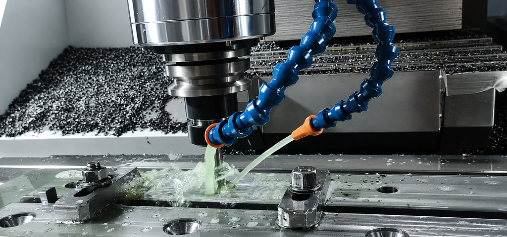 Fabricante de lâminas de corte: engenharia e precisão que impulsionam os resultados da sua fábrica 2 Centro de usinagem CNC multieixos fabricando uma lâmina de corte industrial de precisão a partir de bloco de aço.
